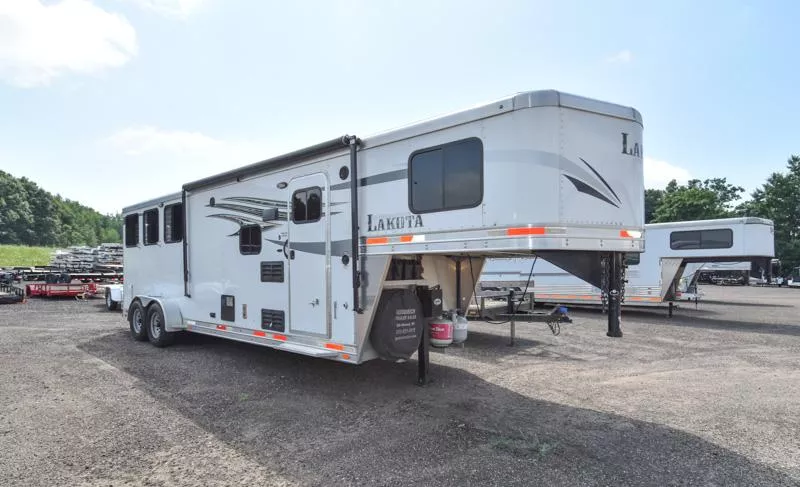 2018 Lakota CHARGER 39 Horse Trailer