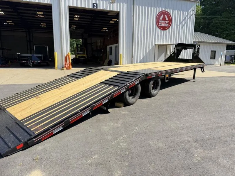 2026 Diamond C 32' Gooseneck, Hydraulic Dovetail FMAX212 HDT