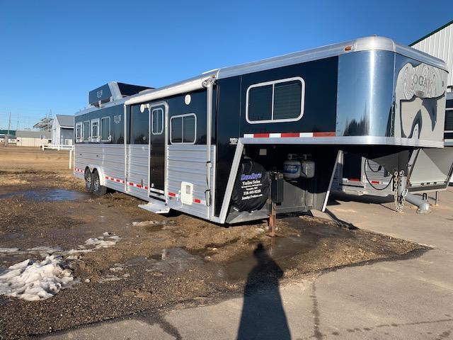2011 Logan Coach 12' Shortwall Horse Trailer 2011 Logan Coach 12' Shortwall Horse Trailer