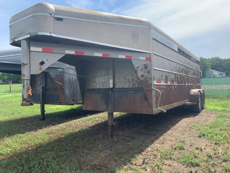 2002 Triple Crown 20' Livestock Trailer 2002 Triple Crown 20' Livestock Trailer