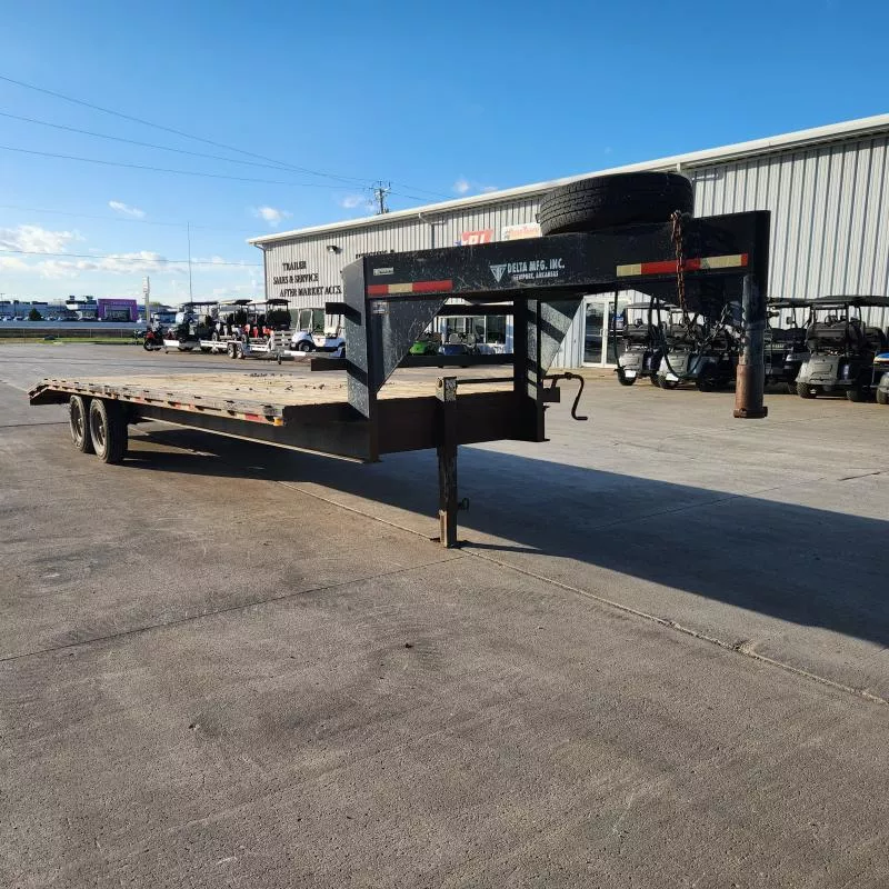 1999 Delta Manufacturing 102" x 26' Gooseneck