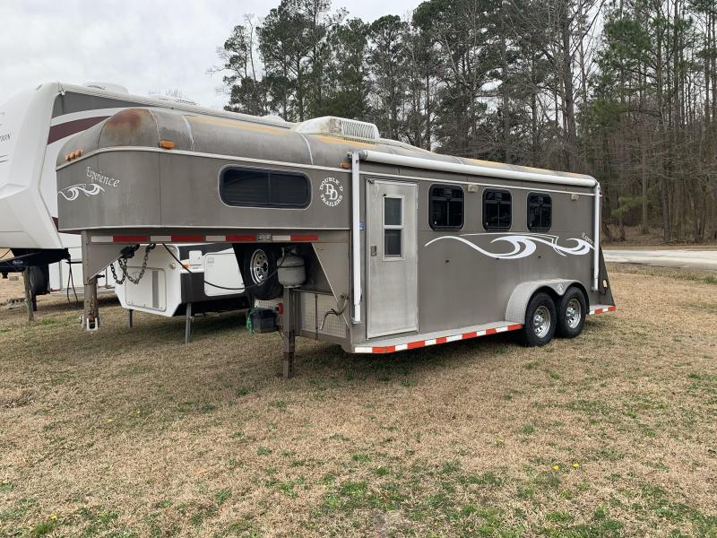 2007 Double D 2H GN W/Weekender Horse Trailer 2007 Double D 2H GN W/Weekender Horse Trailer