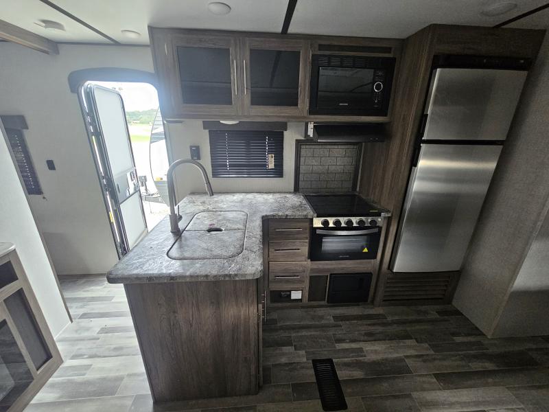 used Travel Trailers CrossRoads RV Zinger for sale, in Paragould, AR Thumbnail 13
