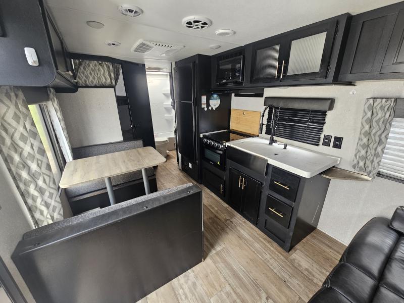 used Travel Trailers Cherokee Trailers Grey Wolf for sale, in Paragould, AR Thumbnail 3