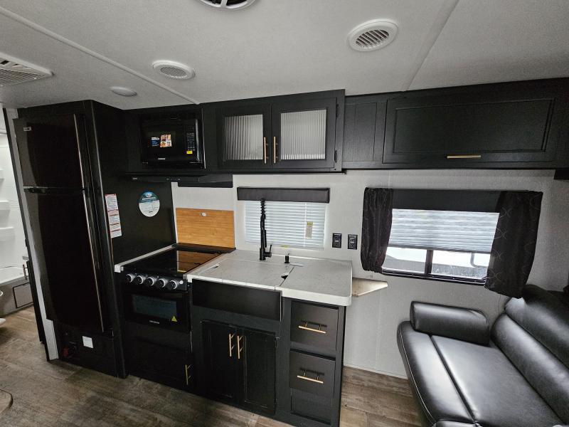 used Travel Trailers Cherokee Trailers Grey Wolf for sale, in Paragould, AR Thumbnail 7