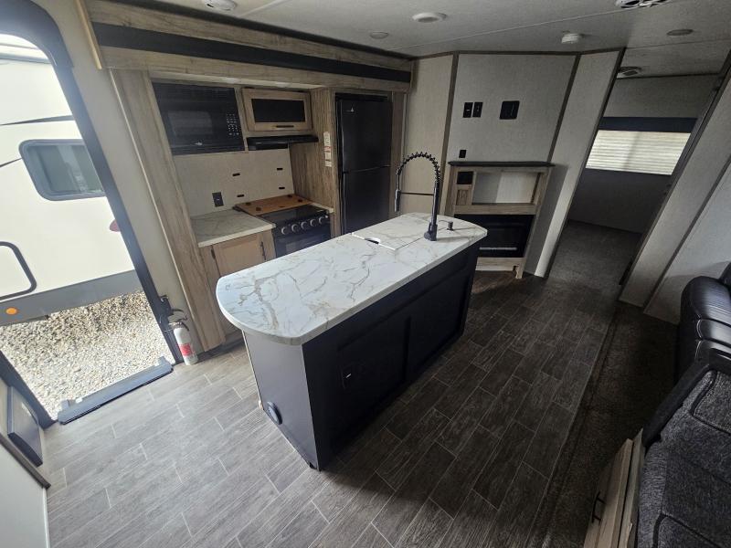 used Travel Trailers Cherokee Trailers Alpha Wolf for sale, in Paragould, AR Thumbnail 6
