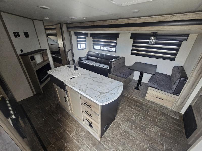 used Travel Trailers Cherokee Trailers Alpha Wolf for sale, in Paragould, AR Thumbnail 4