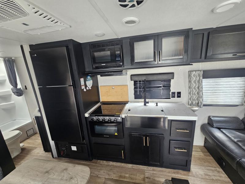 used Travel Trailers Cherokee Trailers Grey Wolf for sale, in Paragould, AR Thumbnail 4