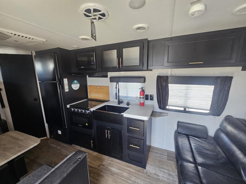 used Travel Trailers Cherokee Trailers Grey Wolf for sale, in Paragould, AR Thumbnail 14