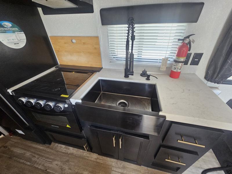 used Travel Trailers Cherokee Trailers Grey Wolf for sale, in Paragould, AR Thumbnail 13