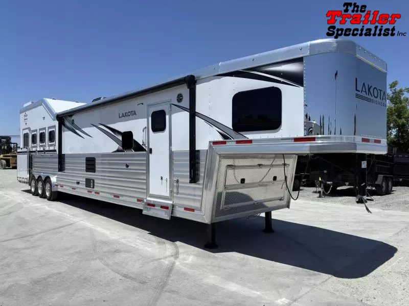2026 Lakota BI8418TCE BIGHORN 18FT LQ 4H SLANT GN Horse Trailer