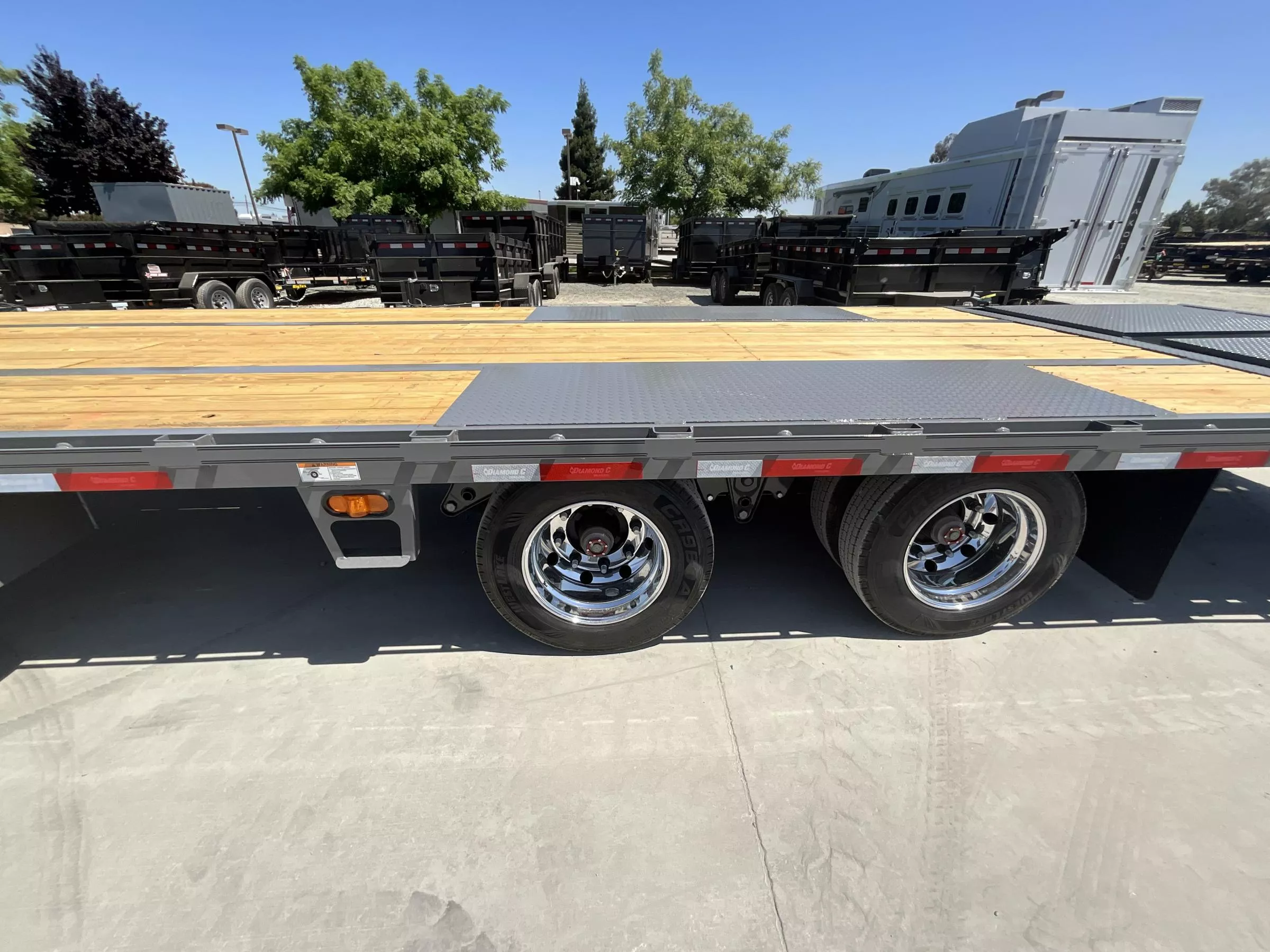 NEW 2025 Diamond C Trailers FMAX216L32X102MR  102"X32' 40K GVW GN Equipment Trailer PNONKy4tuoep