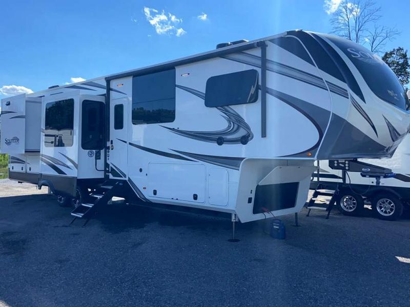 2022 Grand Design RV SOLITUDE 390RK 2022 Grand Design RV SOLITUDE 390RK