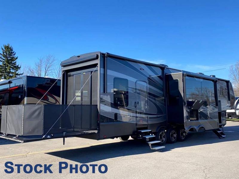2022 Grand Design RV MOMENTUM 397TH 2022 Grand Design RV MOMENTUM 397TH