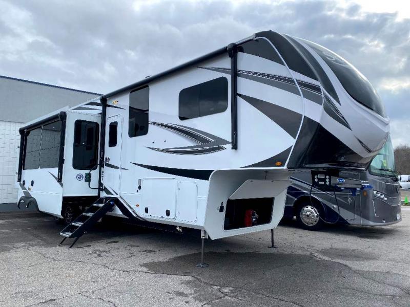 2023 Grand Design RV SOLITUDE 391DL 2023 Grand Design RV SOLITUDE 391DL