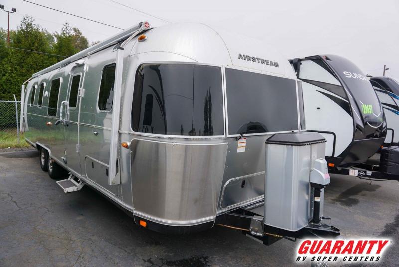 2018 Airstream Classic 33FB - Guaranty RV Trailer and Van Center - 1PM41051A 2018 Airstream Classic 33FB - Guaranty RV Trailer and Van Center - 1PM41051A