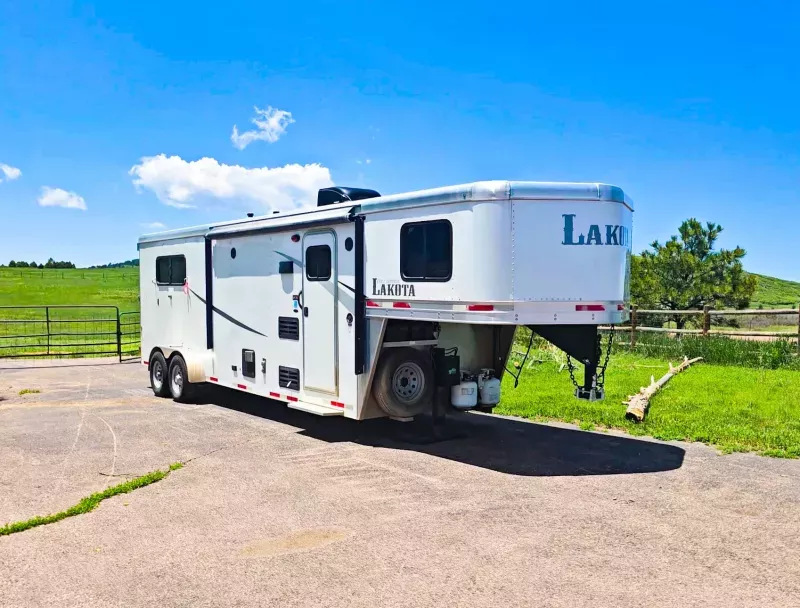 2019 Lakota AC39 Colt - 3 Horse w LQ (9' sw)