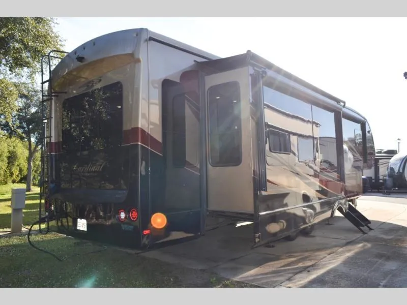 used Fifth Wheel Trailers Forest River Cardinal for sale, in Titusville, FL Thumbnail 4