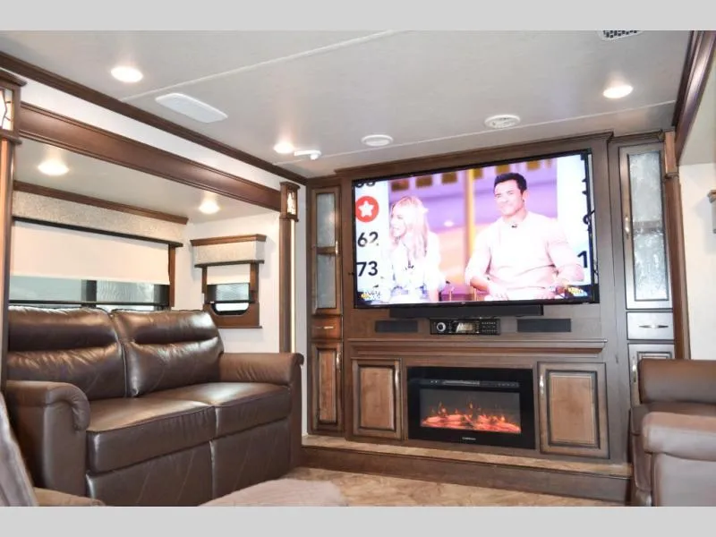 used Fifth Wheel Trailers Heartland RV Landmark 365 for sale, in Titusville, FL Thumbnail 6