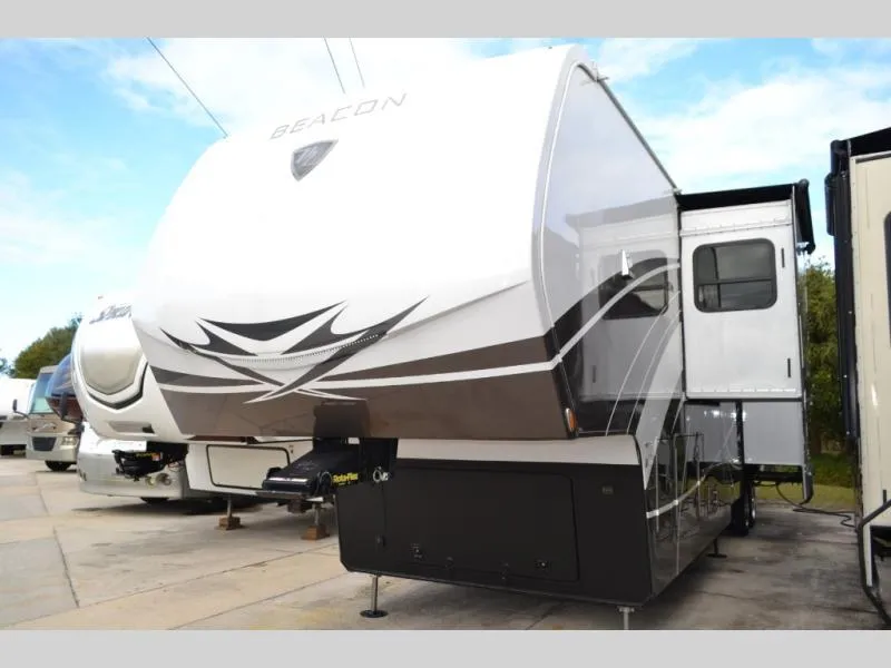 used Travel Trailers Vanleigh RV Beacon for sale, in Titusville, FL Thumbnail 3