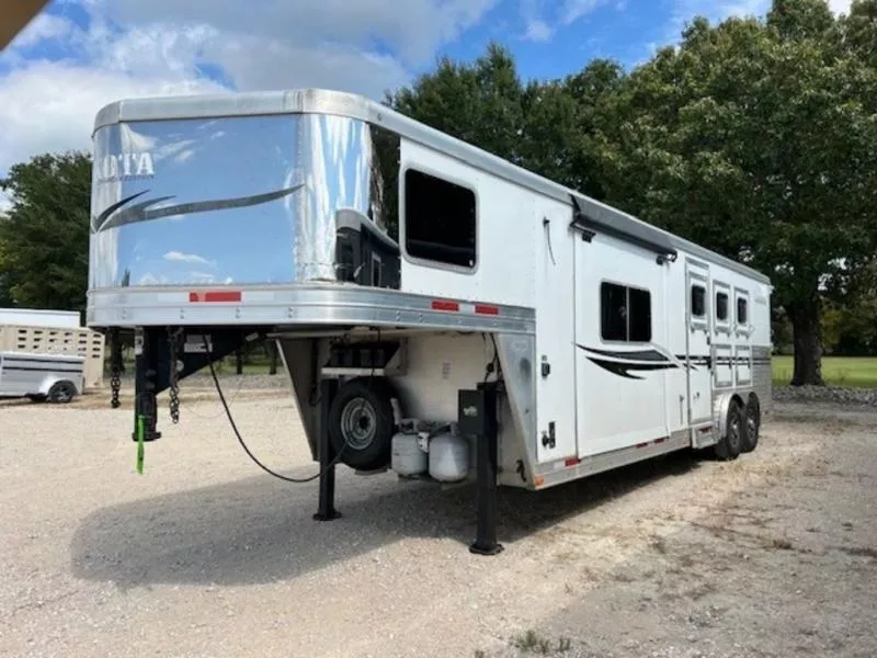2013 Lakota L8311FK Horse Trailer