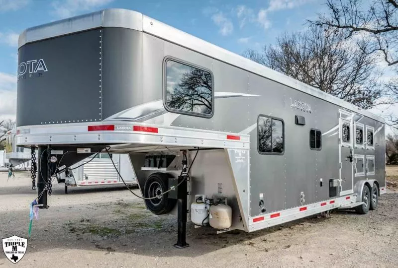 2022 Lakota CHARGER CH8311SR Horse Trailer