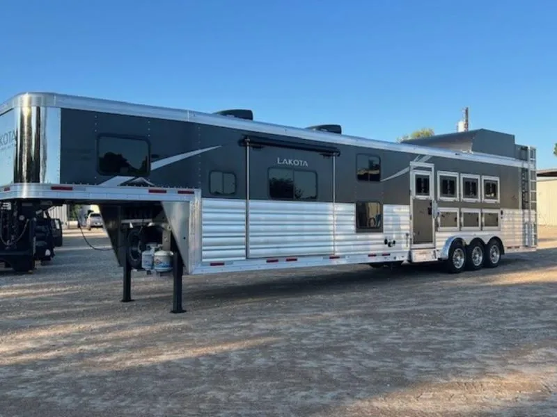 2026 Lakota INFINITY Horse Trailer