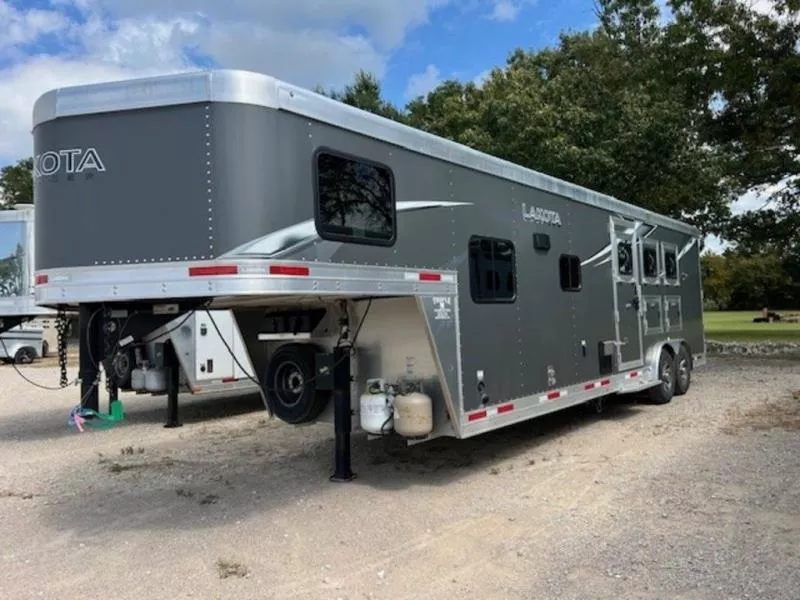 2022 Lakota CHARGER CH8311SR Horse Trailer