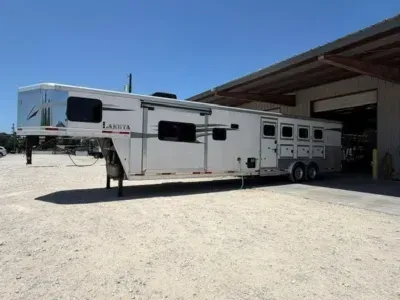 2020 Lakota CHARGER Horse Trailer