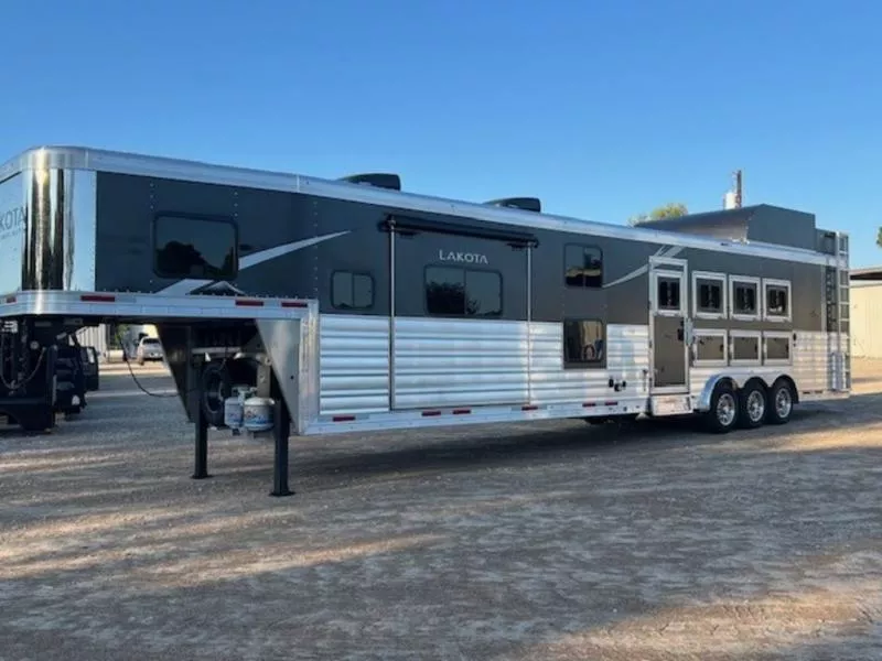 2026 Lakota INFINITY Horse Trailer