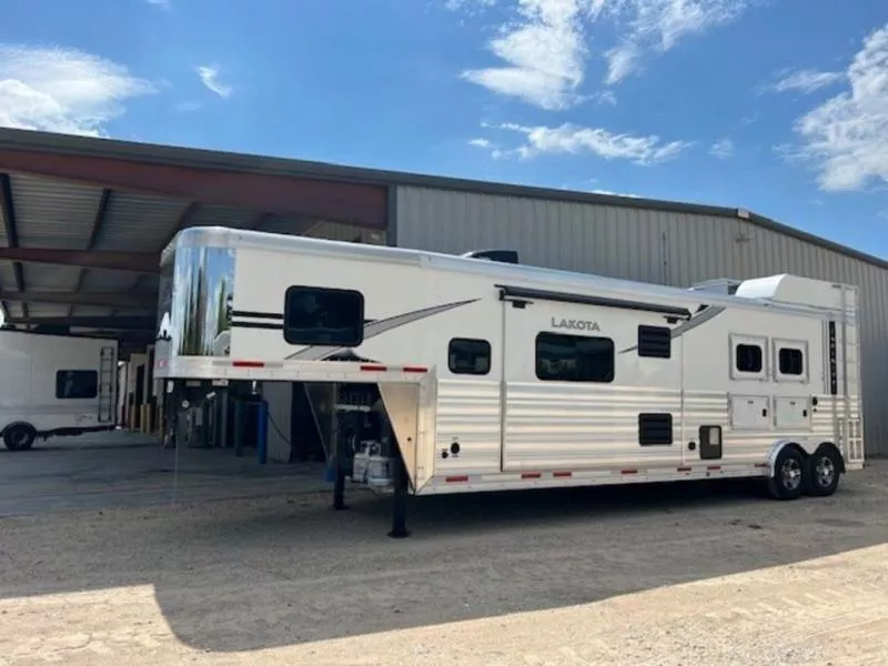 2026 Lakota IN8215SR Horse Trailer