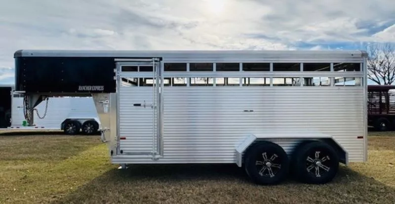 used Horse Trailers Sundowner Trailers  for sale, in Willspoint, TX Thumbnail 2
