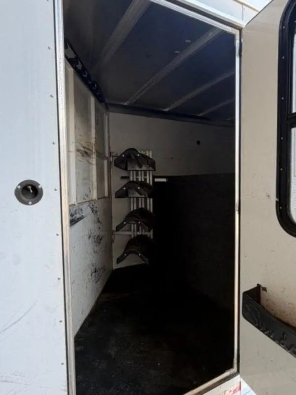 used Horse Trailers Sundowner Trailers  for sale, in Willspoint, TX Thumbnail 5