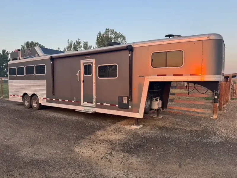 2019 Logan Coach Riot 811 Platinum 4H Horse & Livestock