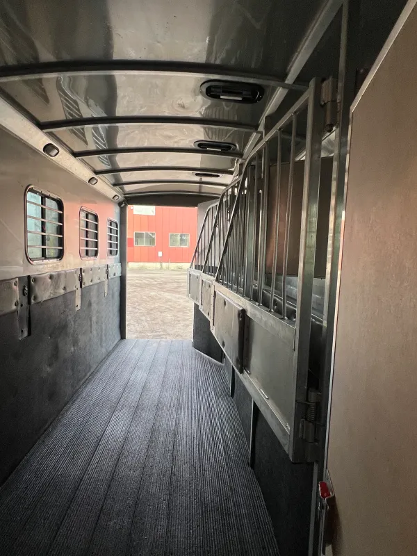 used Horse Trailers Classic Manufacturing  for sale, in Mount Vernon, WA Thumbnail 3