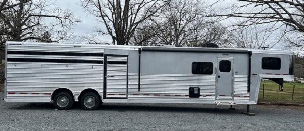 2022 Logan Coach Select 812 Livestock Trailer 2022 Logan Coach Select 812 Livestock Trailer
