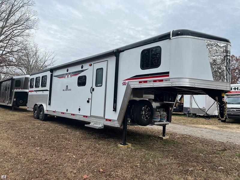 2023 Bison Trailers SV8313GS Horse Trailer 2023 Bison Trailers SV8313GS Horse Trailer