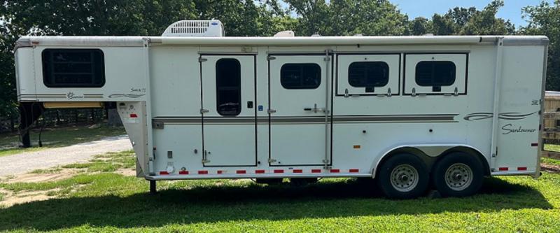 2004 Sundowner Trailers Sunlite 727 3H Horse Trailer 2004 Sundowner Trailers Sunlite 727 3H Horse Trailer