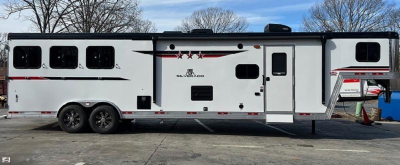 2023 Bison Trailers SLV Horse Trailer 2023 Bison Trailers SLV Horse Trailer