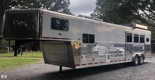 2007 Logan Coach XTR Horse Trailer 2007 Logan Coach XTR Horse Trailer