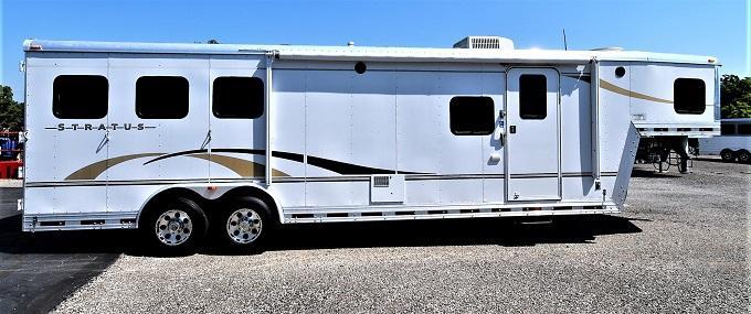 2004 Bison Trailers Stratus 8310 w/slideout Horse Trailer 2004 Bison Trailers Stratus 8310 w/slideout Horse Trailer
