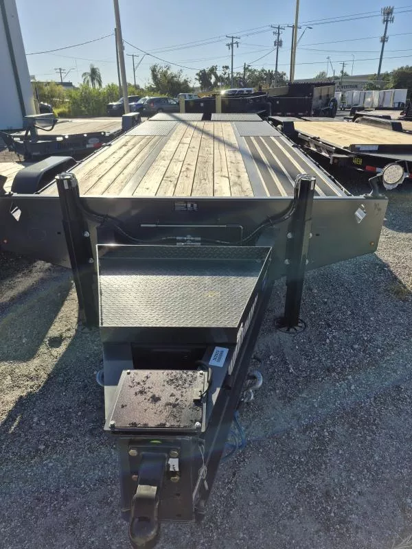 2025 Diamond C Trailers PX210-25MR CUSTOM