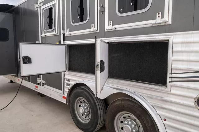 used Horse Trailers Merhow Trailers  for sale, in Seguin, TX Thumbnail 9