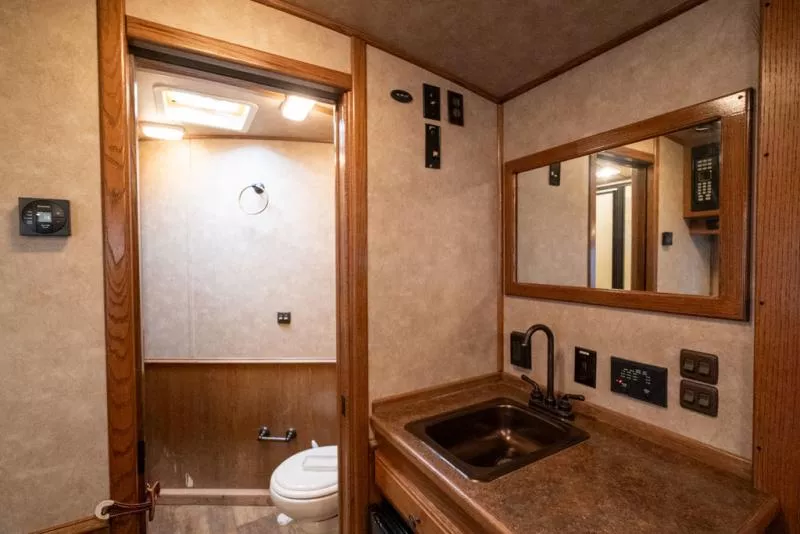 used Horse Trailers Platinum Coach  for sale, in Seguin, TX Thumbnail 9