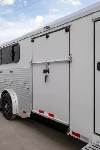 used Horse Trailers Sundowner Trailers  for sale, in Seguin, TX Thumbnail 11
