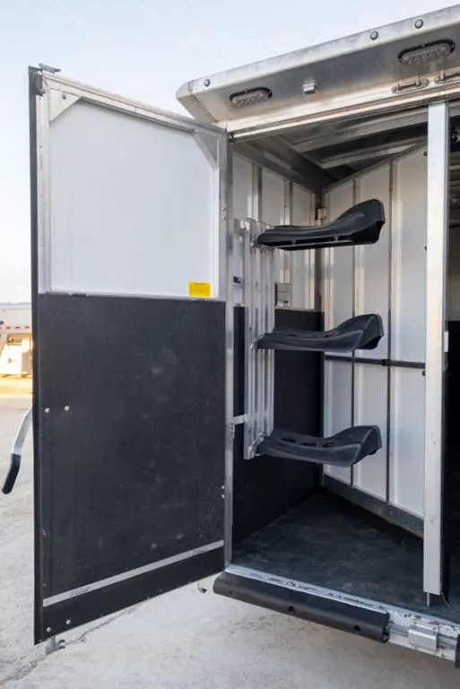 used Horse Trailers Sundowner Trailers  for sale, in Seguin, TX Thumbnail 15