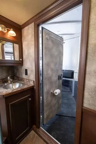 used Horse Trailers Platinum Coach  for sale, in Seguin, TX Thumbnail 25