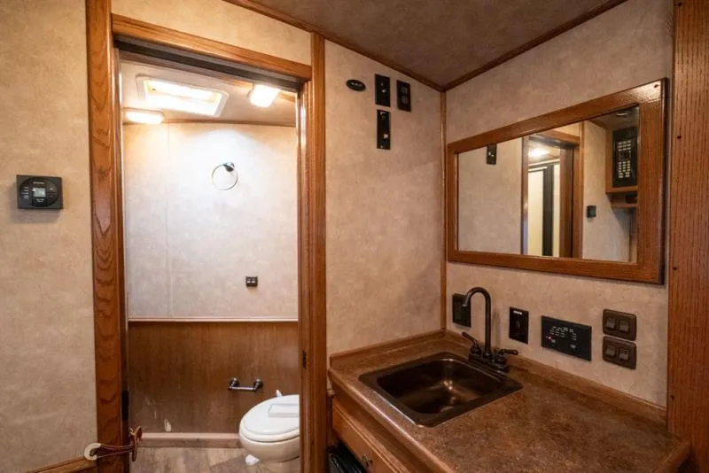 used Horse Trailers Platinum Coach  for sale, in Seguin, TX Thumbnail 9