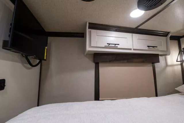 2025 Merhow Trailers 4 Horse Summit Side Load Living Quarters Trailer ...