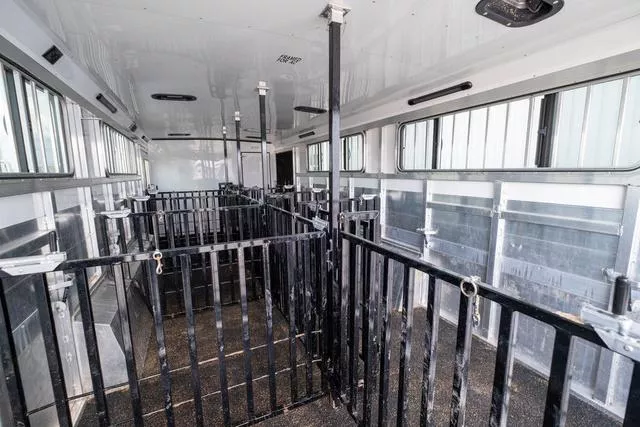 used Horse Trailers Sundowner Trailers  for sale, in Seguin, TX Thumbnail 21